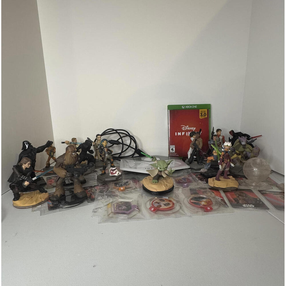 Disney Infinity Star Wars Figurine Collection with Xbox One Game